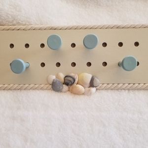 Wall hanger with pegs